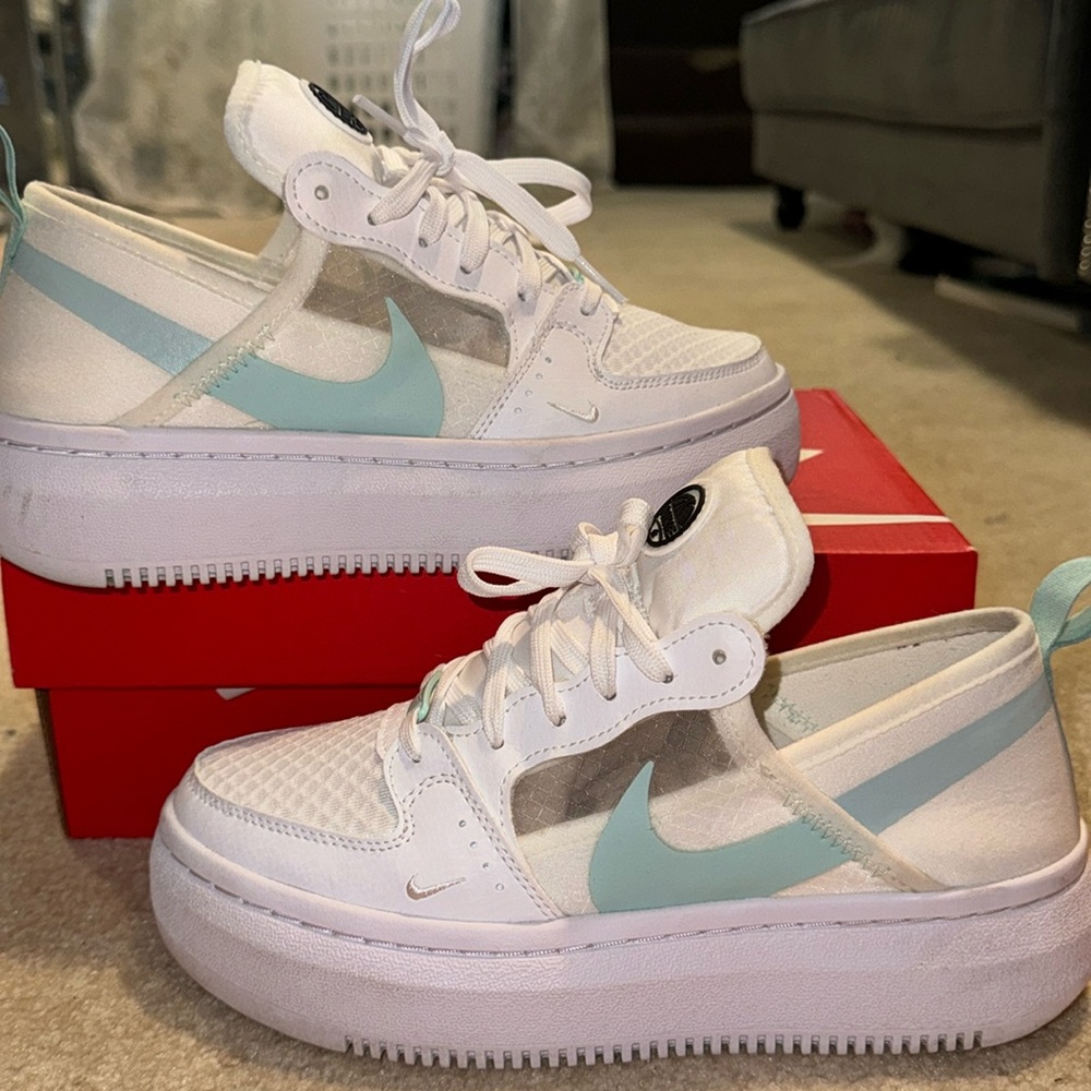 Nike four vision Alta txt white/sea coral size 7